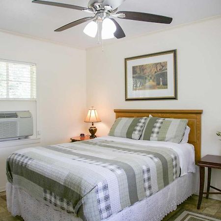 Shiner Country Inn Экстерьер фото