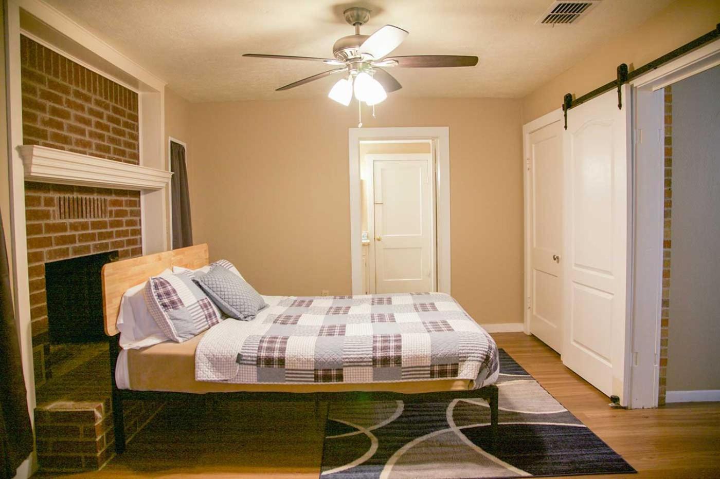 Shiner Country Inn Экстерьер фото