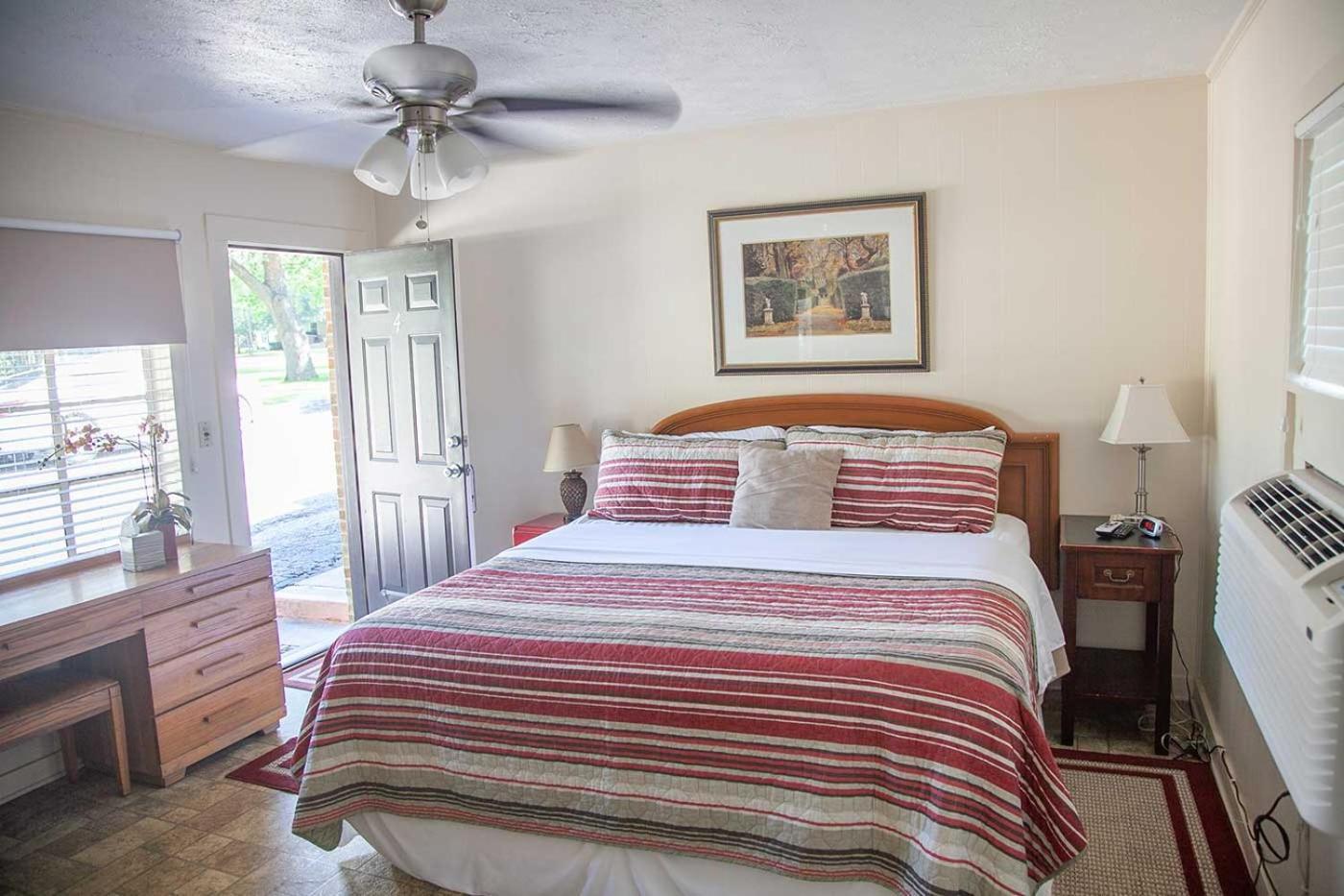 Shiner Country Inn Экстерьер фото