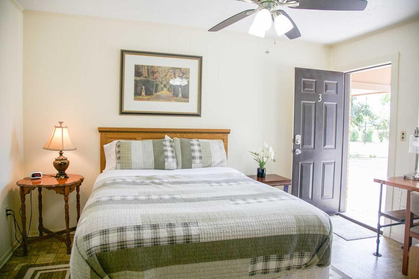 Shiner Country Inn Экстерьер фото