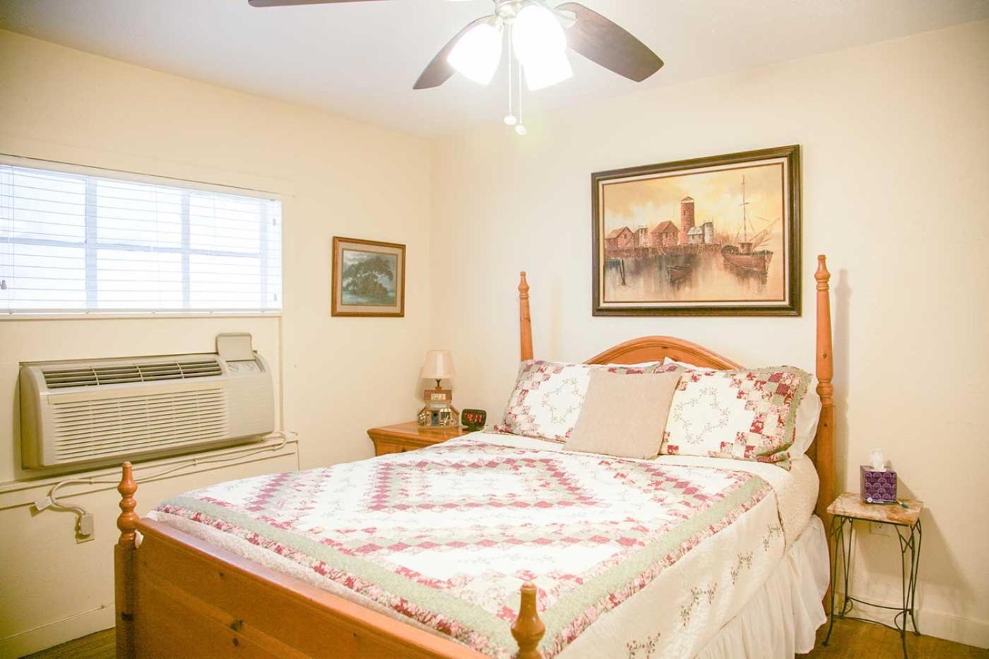 Shiner Country Inn Экстерьер фото